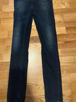 Mörkblå raka jeans från Lee - Snygga mörkblå jeans från nudie den är i storlek 28 - 32 har bara används 3 gånger och har inge defekter på sig   Tveka inte av att höra av dig vid frågor !!!
