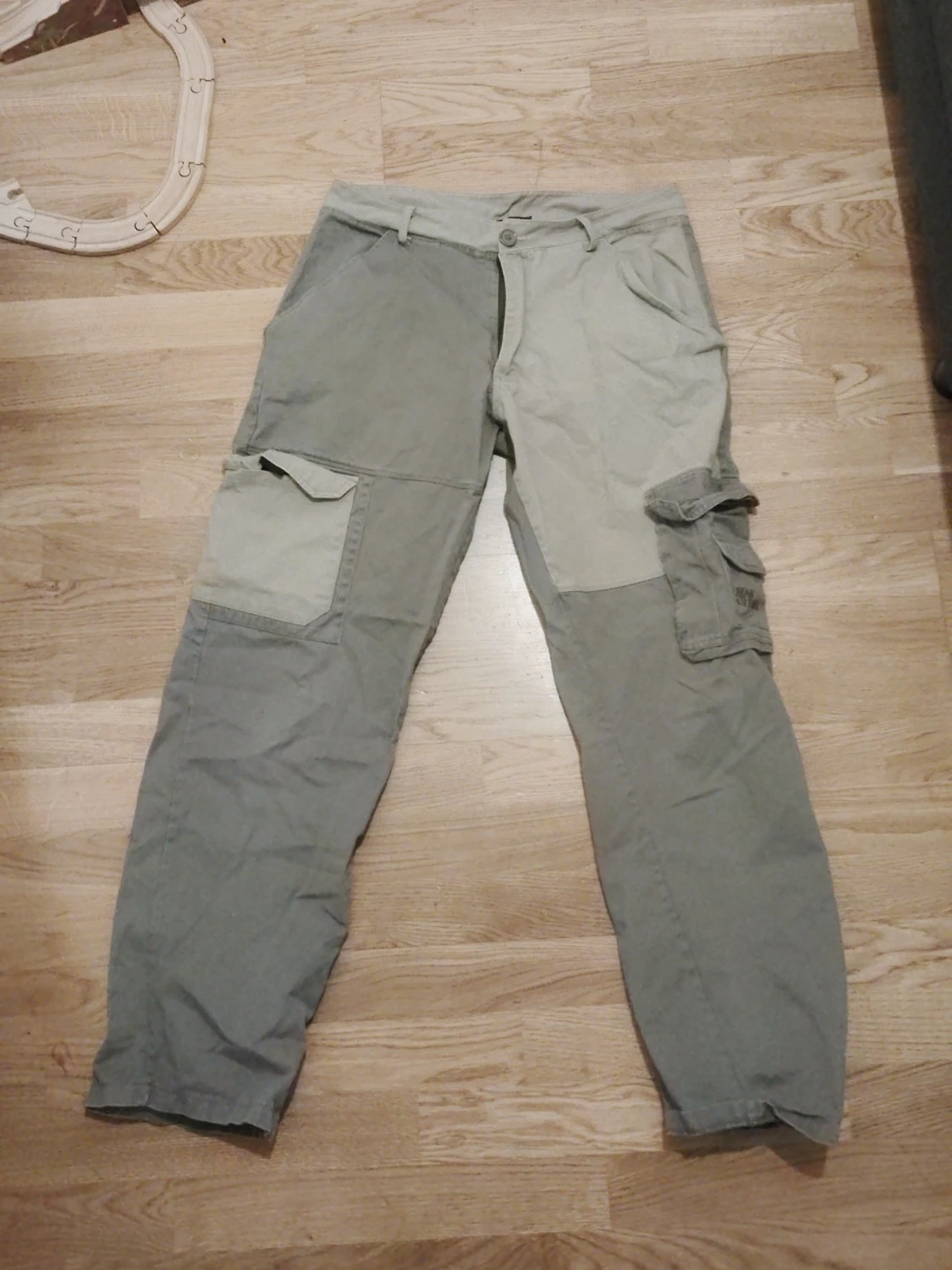 Patchwork cargobyxor i grått