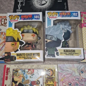 POP- figurer med NARUTO tema. Kakashi och Natuto(Sage mode) - Två POP-figurer som är i bra form i orginal paket. Är i serien Naruto Shippuden.  Köptes för 170 kr och 200 kr. Kan köpas separat för 90kr/st Kom gärna med prisförslag 