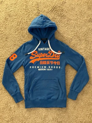 Superdry Hoodie - Blå Superdry Hoodie - Hoodien är sparsamt använd och har ej någon defekt. - Storlek: S - Pris: 449kr - Först till Kvarn!