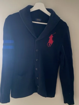 Ralph lauren Cardigan - Säljer min sjukt feta Ralph lauren cardigan, kan tyvärr inte använda längta för vuxit ur. Passar perfekt för dig mellan 170-180cm. Hör av er vid frågor!