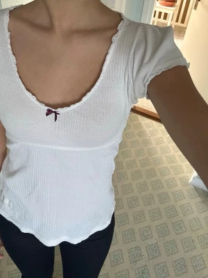 Odd Molly topp - Vit topp med en röd rosett från Odd molly i storlek 0🌸🤍 Säljer även ett nattlinne från odd Molly  Buda gärna