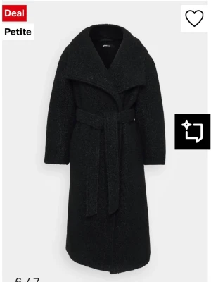 Svart lång kappa från Gina Tricot - SÖKER!!!! Kan köpa direkt ifall den är i bra skick!! (xxs,xs,s)Stilren svart lång kappa från Gina Tricot Petite med bred krage och knytskärp i midjan. Kappan har en klassisk rak passform och är tillverkad i ett mjukt, strukturerat material som ger en trendig look.