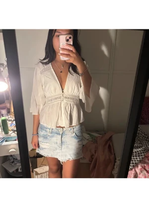 zara topp - säljer denna jätte fina zara toppen som är perfekt inför sommarn!❤️ stl s och använd 1 gång❤️ fint skick och inga defekter❤️ skriv ifall ni har mer frågor❤️  pris kan diskuteras!