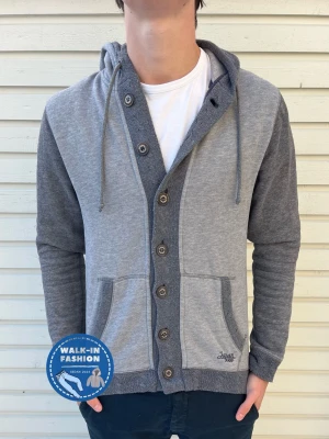 Kofta  - Tja! Säljer nu denna sjukt Snygga grå kofta med huva från Square Pegs. Maliciös 8.5/10 riktigt bra utan synliga defekter. Modellen är 181 men passar allt mellan 177-187 som bäst! Hör av er vid funderingar!