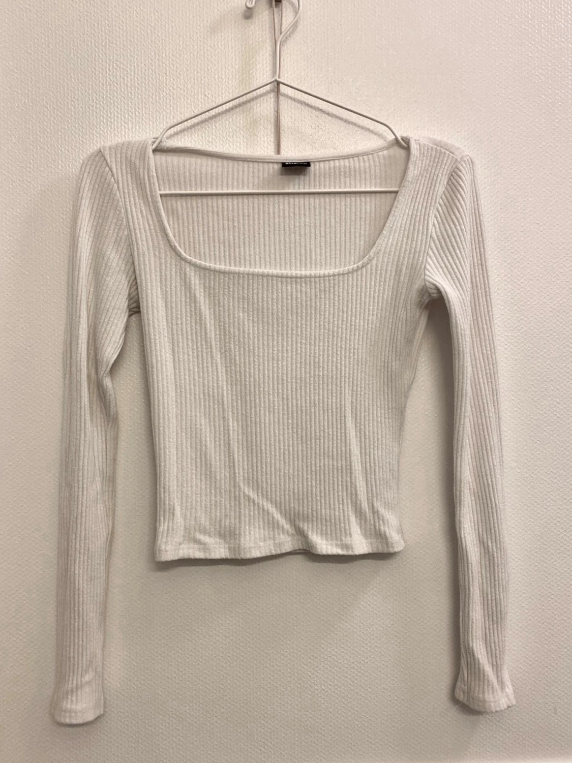 Vit ribbad topp från Gina Tricot