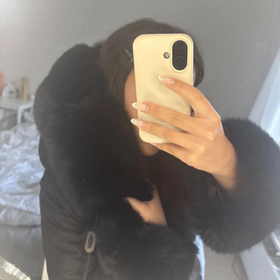 Svart pälsjacka med stor krage - 1