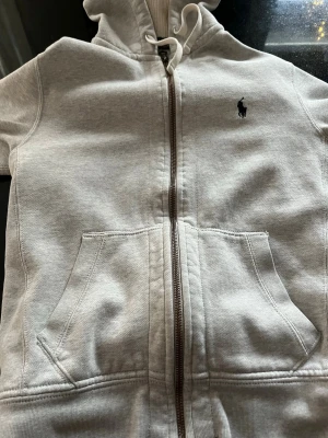 Hej säljer en snygg grå polo Ralph Lauren hoodie zip - Priset är inte hugget Sten kan tänka mig förhandla.