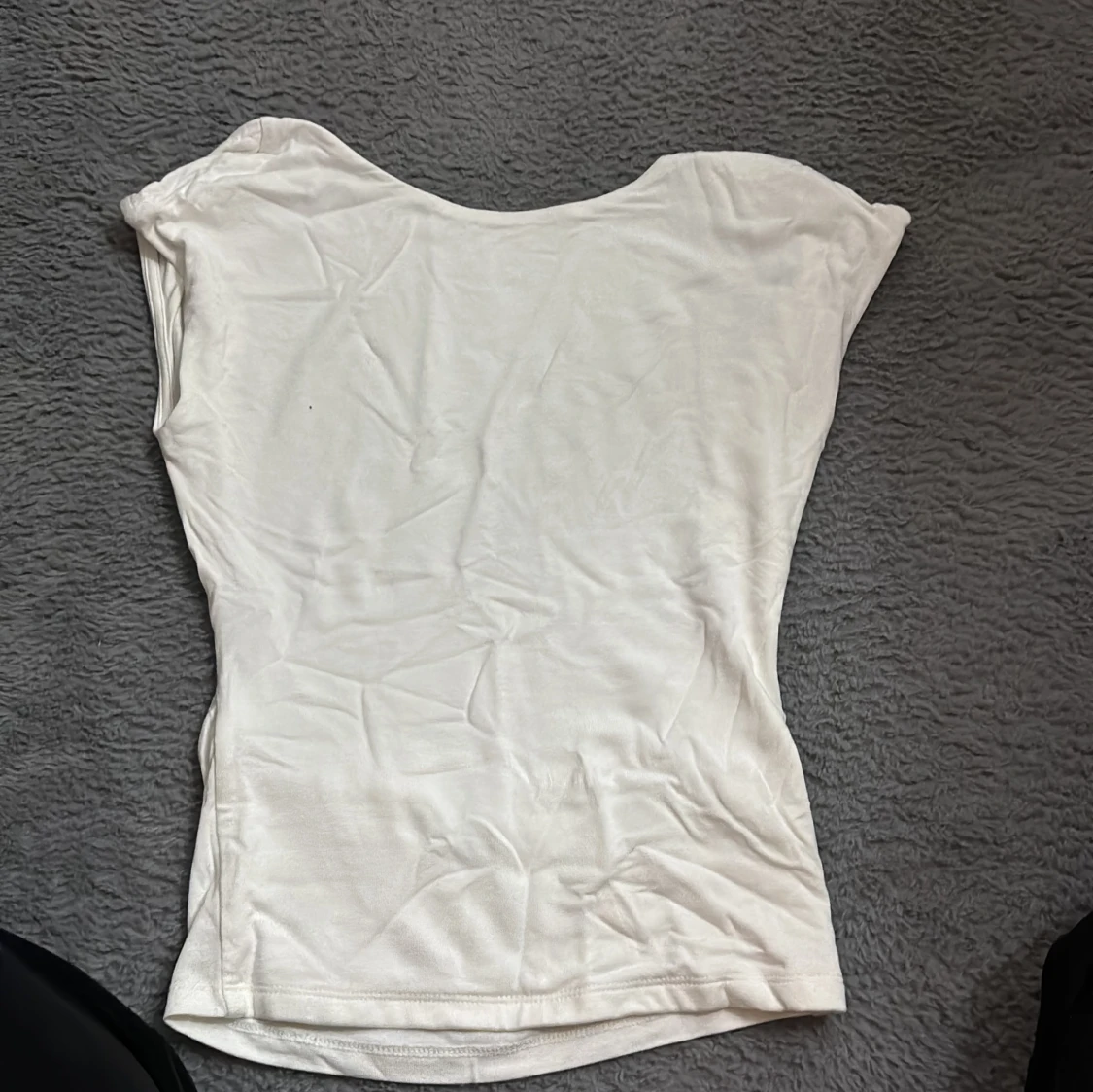 Vit ärmlös topp med öppen rygg