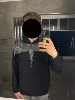 Marcelo Burlon Hoodie - Hej! Säljer en svart hoodie från Marcelo Burlon för det låga priset av 1199kr!!!🔥Skick 8,5/10✅. Hoodien är helt perfekt men saknar snörena i luvan, se bild 4. Hör av dig vid minsta fundering!!!
