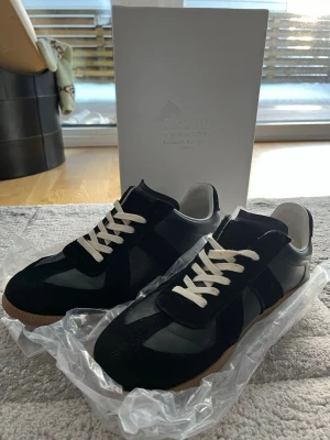 Maison margiela - Tja säljer nästan mins helt nya margielas skorna sitter hur bra slm helst o är hur sköna som helst bara seriösa köpare skriv vid frågor eller funderingar !!🙏🏽