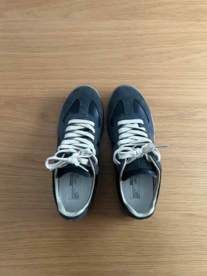 Maison Marigela Gats - Säljer ett par feta Maison Marigela gats som är svarta och mörkgråa. Aldrig använda och i storlek 41. Hör av dig vid funderingar!