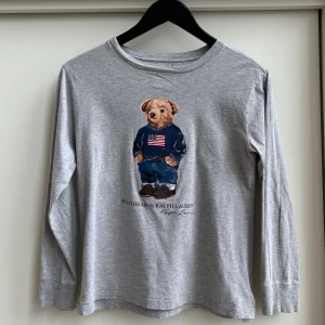 Polo Ralph Lauren Bear - | Polo Ralph Lauren Bear | Grå Långärmad | Tillverkad i 100% Bomull | Inga defekter, nyskick | Storlek: M (10/12) 150/76 |