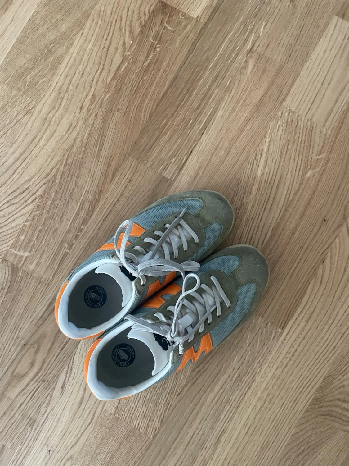 Karhu sneakers i grönt och orange - 2