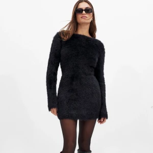 Svart mini klänning med lurvig struktur  - Köpt för 600, helt ny, endast provad. Svart klänning med fluffigt material från Camille Charrieres kollektion med NA-KD. 