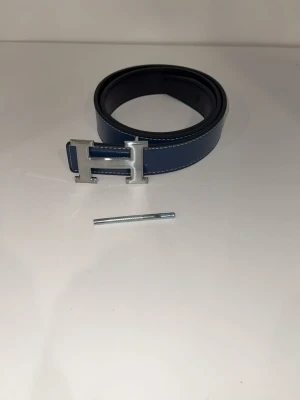 Blått Bälte  - Säljer ett helt nytt bälte oanvänd, storlek 110 cm. Fraktar snabbt inom 24h efter köp. Skriv gärna vid fler frågor eller bilder. 