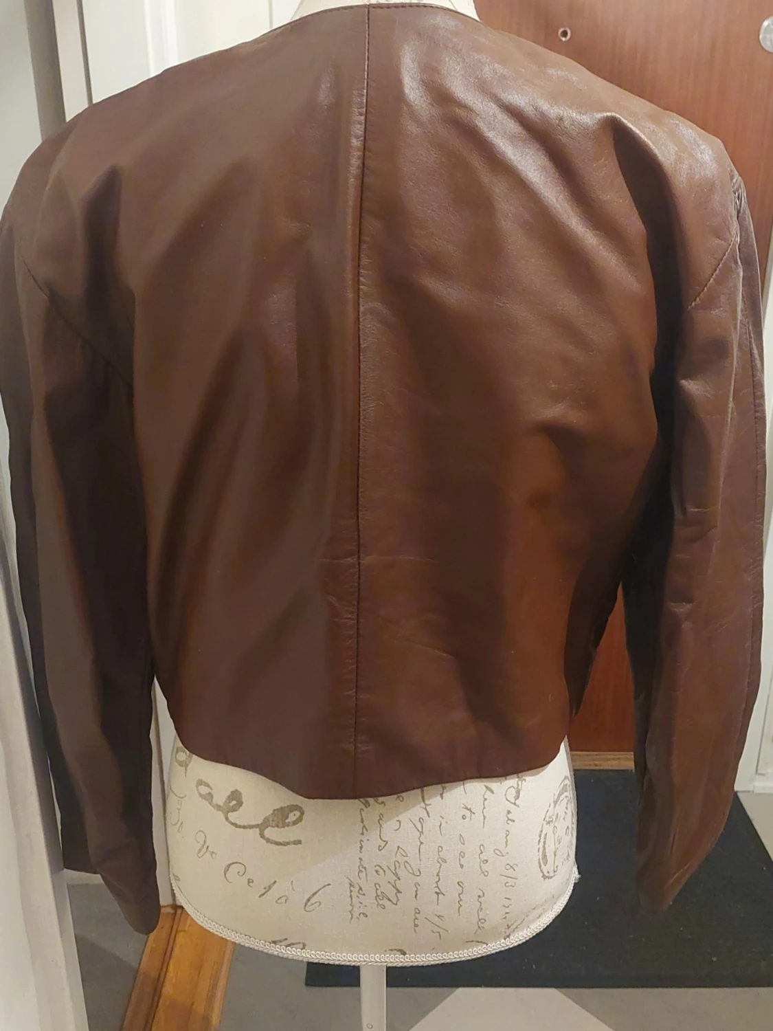 Brun kort skinnjacka utan krage - 1