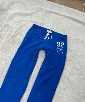 Abercrombie & fitch lågmidjade byxor  - Ett par byxor från Abercrombie & fitch i storlek M. Rakt över midjemått: ca 38cm. Innebenslängd: ca 77cm. Jag fraktar inom 24h. Se liknande plagg i min profil!