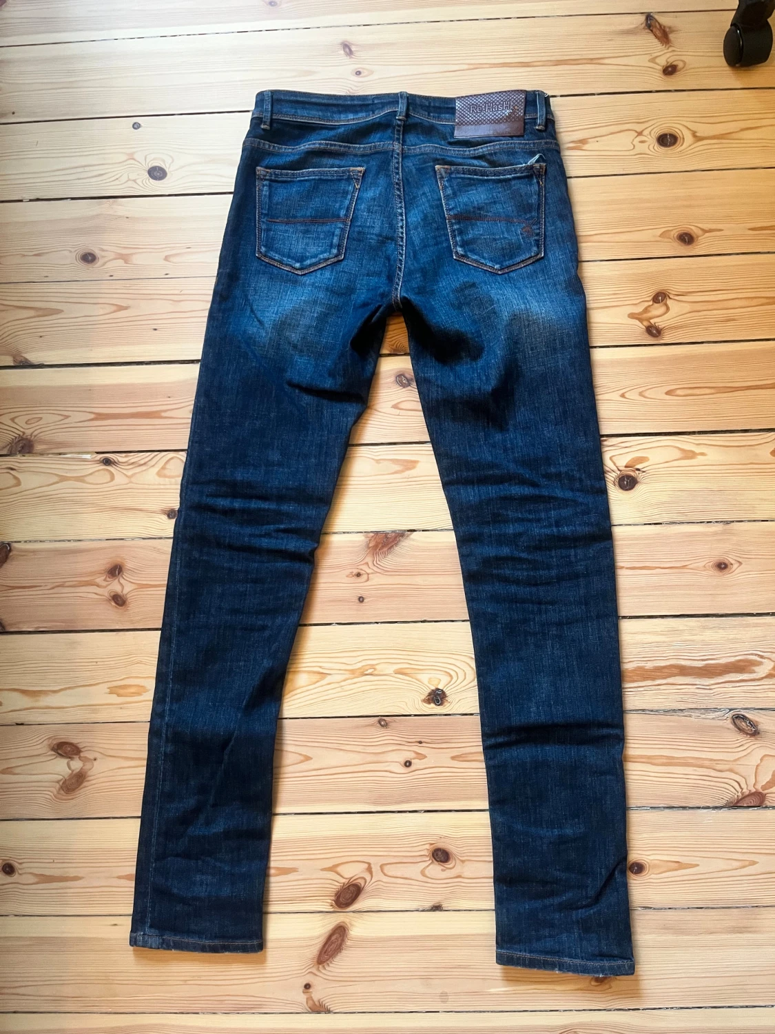 Mörkblå jeans från Re-Hash - 1