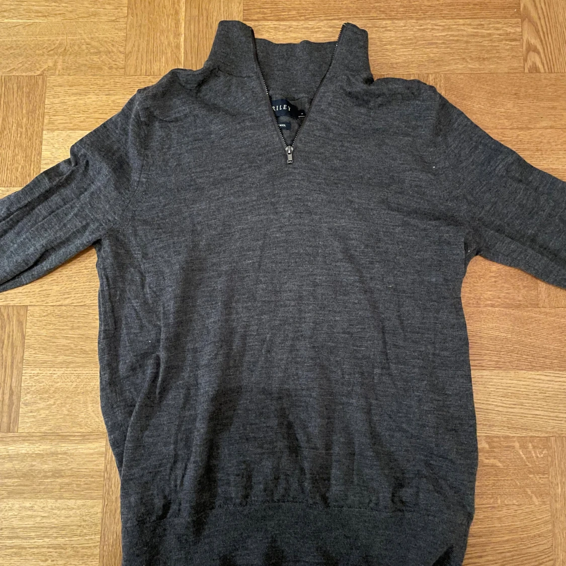 Mörkgrå halfzip merinoullströja från Riley - 1