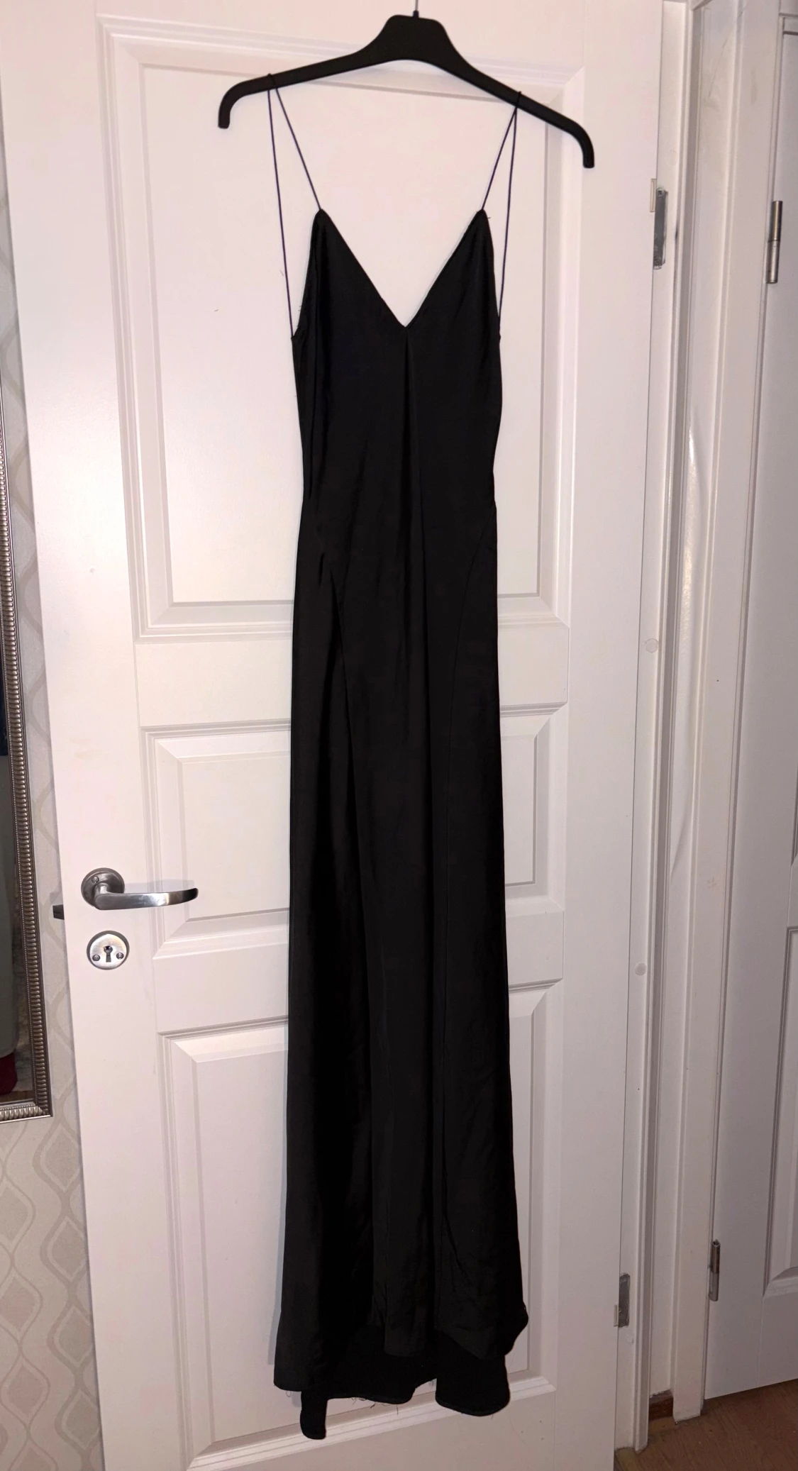 Svart satin långklänning med öppen rygg från Zara - 3