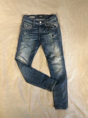 Replay anbass - Skit snygga replay Anbass i storlek w27 och l30! Nice fades med snygga slitningar. Är sköna och bekväma då det är hyper flex passar även w28. Skriv över funderingar!