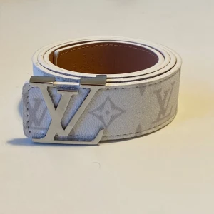 Lv bälte  - Helt ny lv bälte. Oanvänd. Fraktar inom 1-3 dagar. Bästa kvalité ute på marknaden. Storlek 110cm