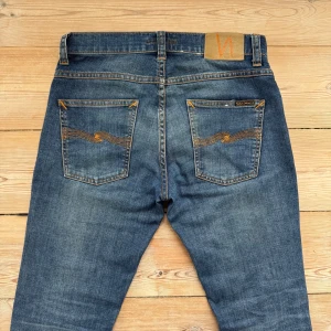 Nudie Jeans - Nudie Jeans (Grim Tim) | Size: W29 L32 | Skick: 9/10 | dom är dock uppsydda till l29Hör av dig vid frågor och funderingar | Vänliga hälsningar! Passar 160-170