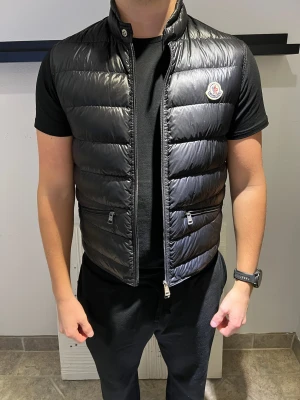 Moncler Gui väst (3) - Knappt använd! Nypris ~9500kr