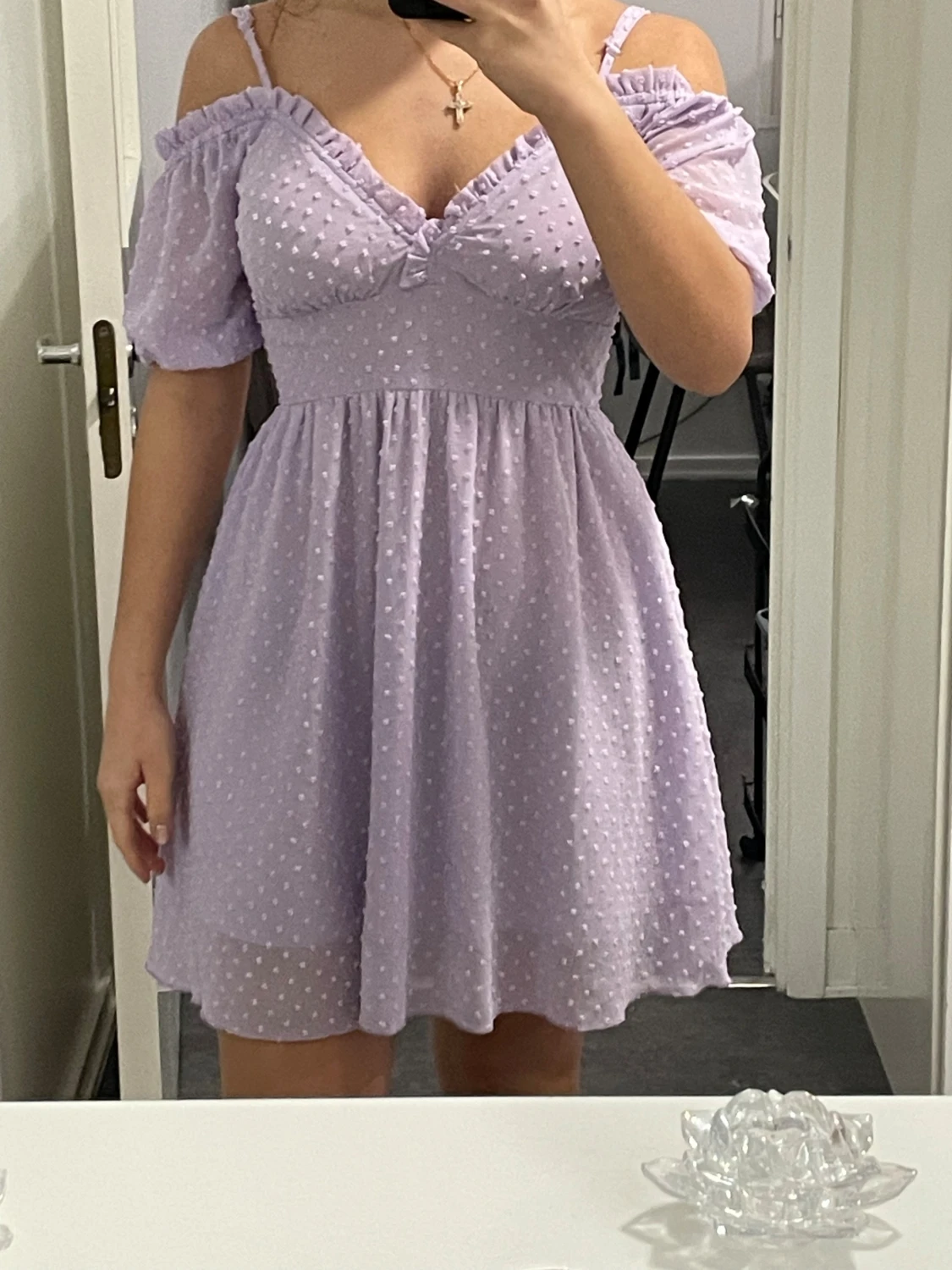 Ljuslila prickig kortklänning
