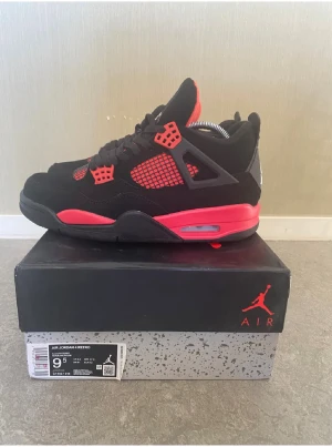 jordan 4 red thunder - Hej säljer helt nya jordan 4 red thunder för jätte bra pris följer med stock x tag, box 