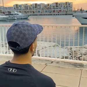 Blå keps från Gucci med GG-mönster - Säljer en blå keps från Gucci med ikoniskt GG-mönster i ljusare blått över hela kepsen. Kepsen har böjd skärm, justerbar rem bak och är tillverkad i bomullsmaterial. Perfekt för dig som vill sticka ut med en lyxig och trendig accessoar.