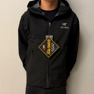 Arcteryx jacka - Säljer nu denna feta sprillansnya Arcteryx jackan. Jackan är i sorlek L och passar perfekt på dig som är 180-190. Perfekt jacka nu till hösten som är vind tålig och vattentät, även en perfekt skaljacka till skidsäsongen. Vid frågor eller funderingar är det bara att skriva‼️🚚