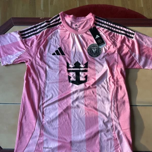 Inter Miami CF tröja säsongen 25/26. Storlek M - Inter Miami CF hemmaställ säsong 25/26. Storlek M