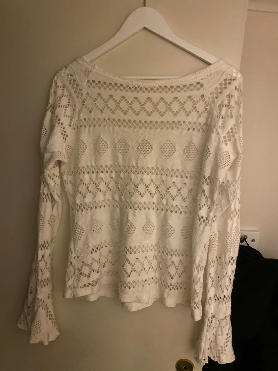 Vit spetsblus från B.Young