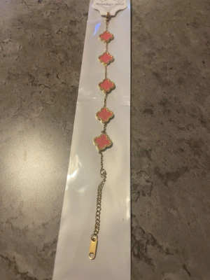 Fyrklöver armband, 18K PVD Plätering! - Populära fyrklöver armband i 316 rostfritt stål med 18k guldplätering för lång livslängd. Perfekt accessoar för att lyfta din outfit med en touch av lyx. 17cm sen kan man förlänga den upp till 5cm.