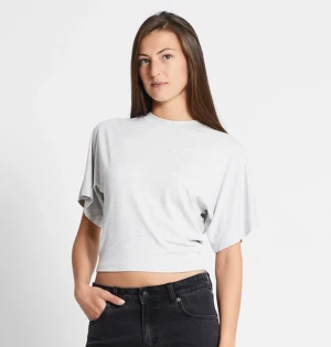 Ljusgrå Emmie topp - Säljer en ljusgrå topp med poncho passform, alltså att den är tajt vid midjan men lös över bröstet. Säljer på grund av att det inte kommer till användning längre. Kontakta mig för jag egna bilder. Pris går att diskuteras 💗💗💗