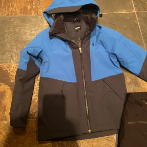 Blå och svart skidjacka 8848 Altitude stl 150 - Snygg blå och svart skidjacka från 8848 Altitude från fg säsong. Sparsamt använd och jättefin. 