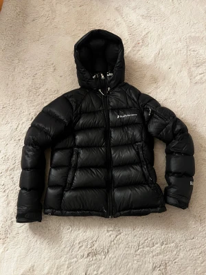 Peak Performance Jacka - !Öppen för bud!                              Jättefin jacka i väldigt bra skick. Ända skavanken är att ”plupparna ” på dragkedje snöret åkt av på fickorna, men inget man tänker på (se bild 7). Har även kortficka på vänster arm. Innerficka och stora rymliga fickor. Anpassningsbar resor.