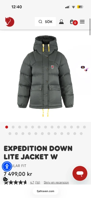 Expedition Down Lite jacka Fjällräven - Mörkgrå dunjacka från Fjällräven med huva och gula snören. Jackan har två stora fickor framtill, tryckknappar och dragkedja. Klassisk Fjällräven-logga på bröstet. Perfekt för kalla dagar och riktigt snygg streetstil. nästan helt ny inte använd mycket så i bra skick💕kan prata om pris och utbyte mot en annan fjällräven jacka i svart i storlek xs