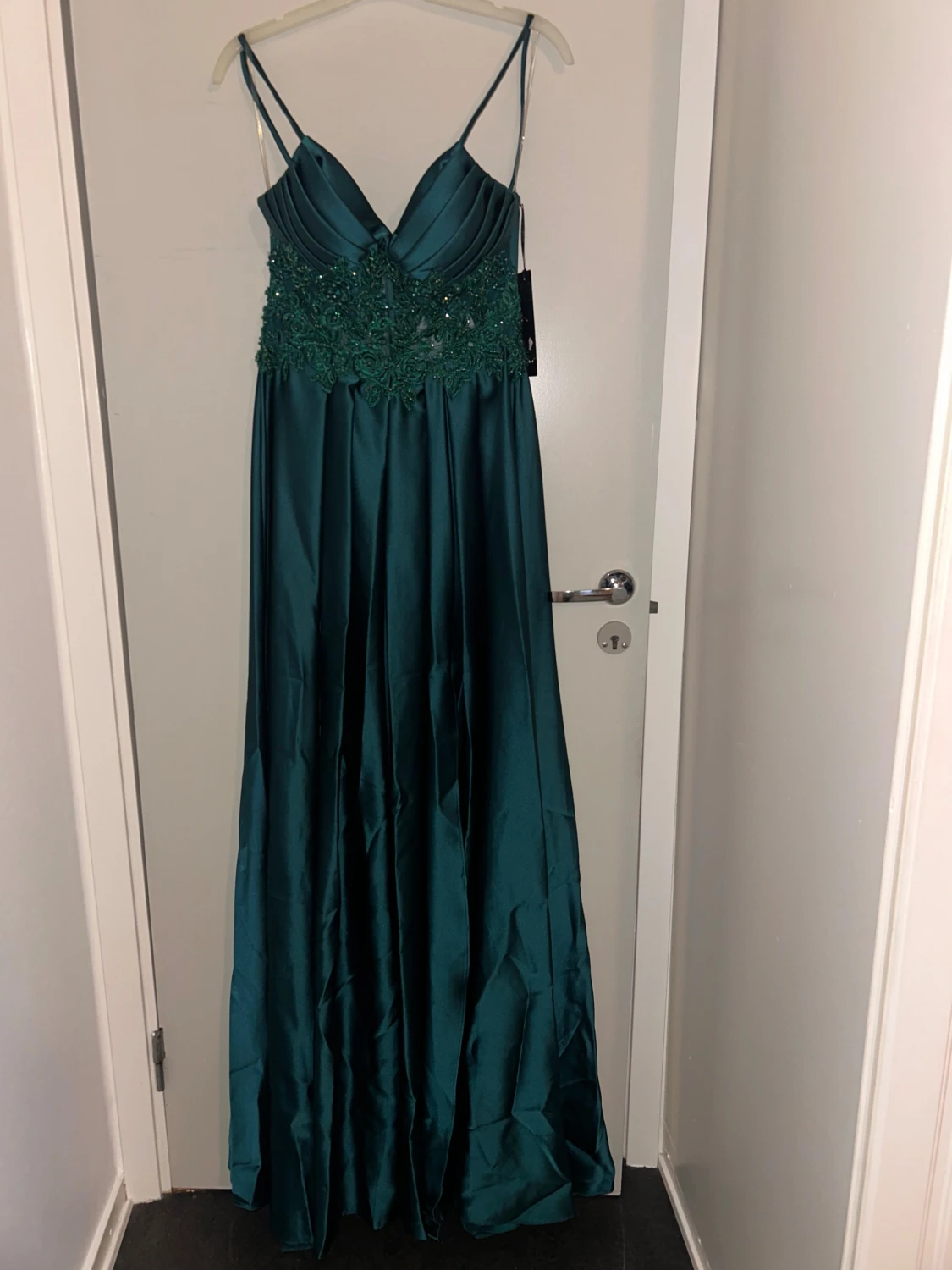 Grön långklänning med spetsdetaljer