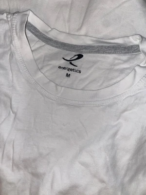 Vit träningstopp från energetics - Mycket kortärmad träningströja från energetics. Det är superskönt och lätt matrial på tröjan. #träningströja #energetics 