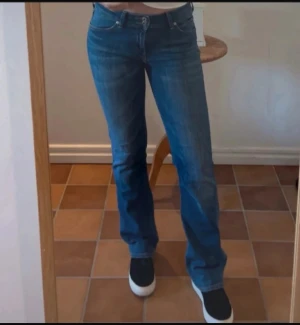 Blå bootcut jeans från Lee - Snygga blå jeans från Lee med bootcut passform och klassisk femficksdesign. Passar S-M. (Finns några hål inuti byxan som innan var till snöre, men inget som syns) (det finns även en lite limfläck vid ena knäet, inget som stör) i övrigt fina! 💞