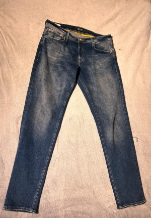 Snygga och stilrena jeans ifrån Jack & Jones - Jeansen är använda fåtal gånger och köpta för runt 900 kr. Storlek 36/36 stämmer bra.