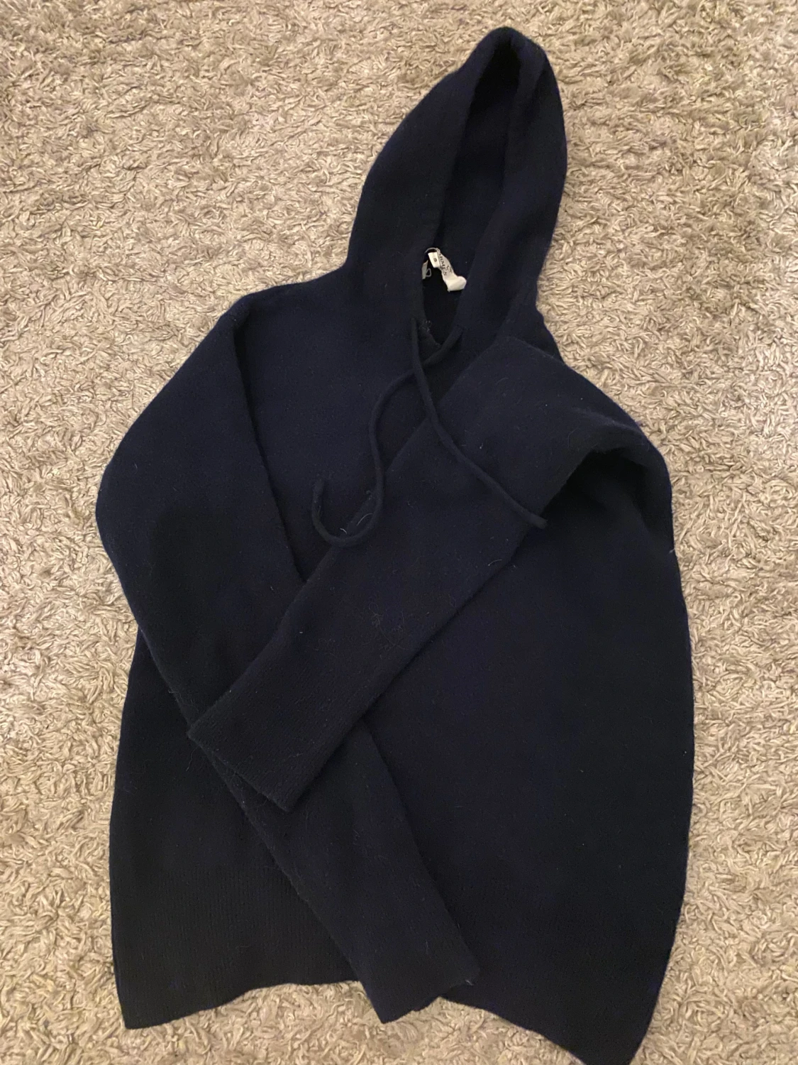 Mörkblå stickad hoodie från Carmés