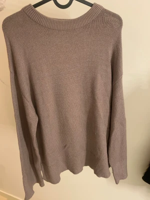 Stickad tröja från lager157 - Perfekt till vintern med snygga boots! 