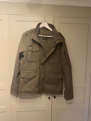 Grön fieldjacka - Säljer denna riktigt snygga gröna fieldjackan som är perfekt nu till vintern, snygg och varm🤩Storlek xl/large, bara att höra av sig vid frågor eller funderingar😍priset är ej hugget i sten!