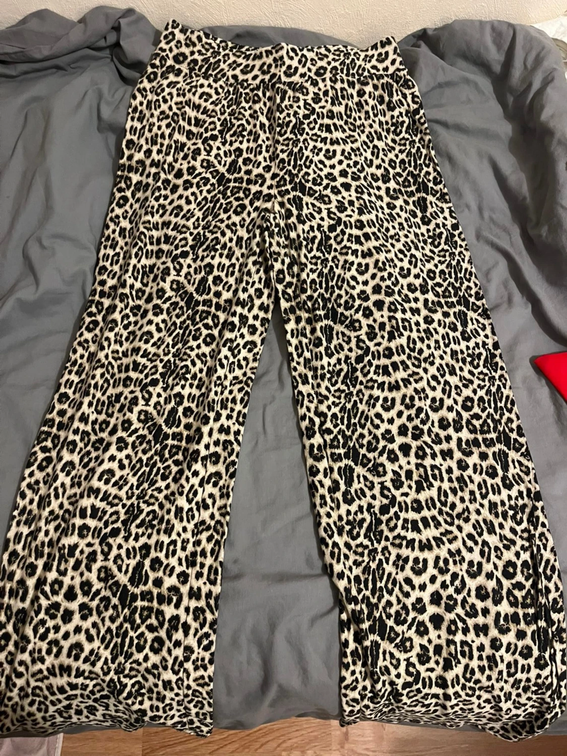 Leopardmönstrade wide byxor M