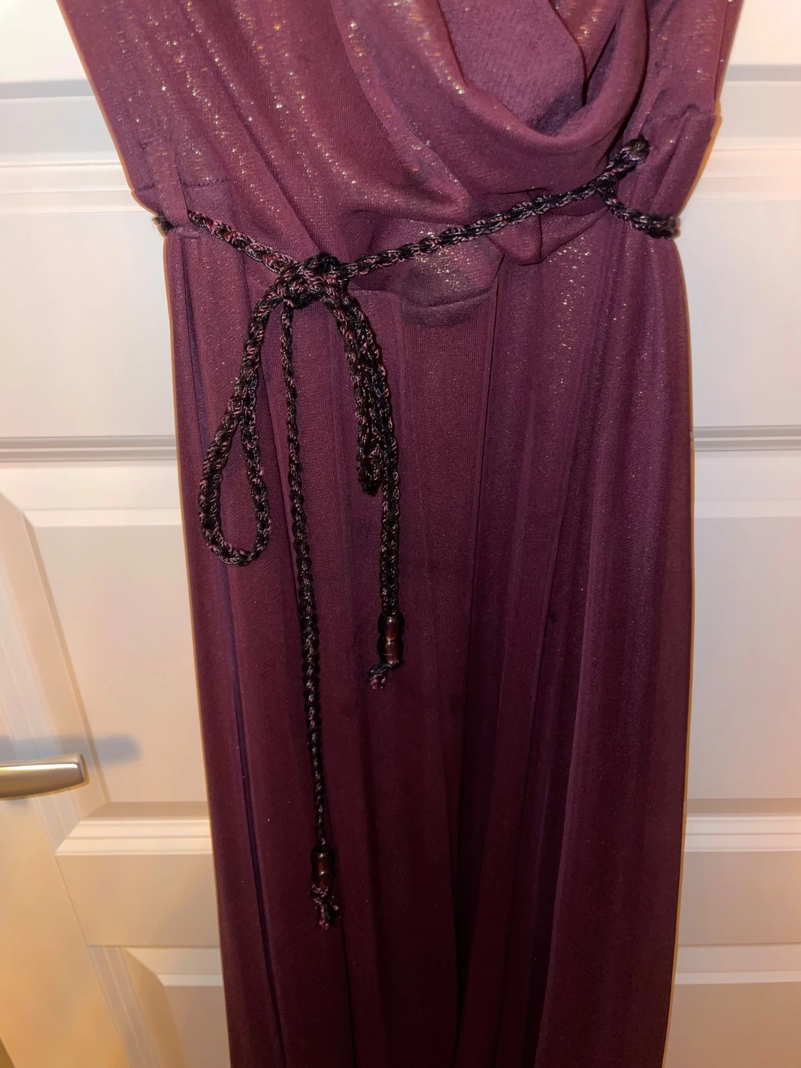 Vinröd glittrig långklänning med knyt - 2