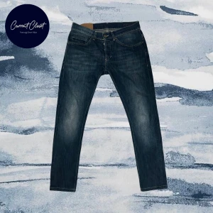 Mörkblå jeansbyxor från Dondup - Snygga mörkblå jeansbyxor från Dondup med klassisk femficksdesign och kontrastsömmar | Size 31, midja 39cm och längd 92cm